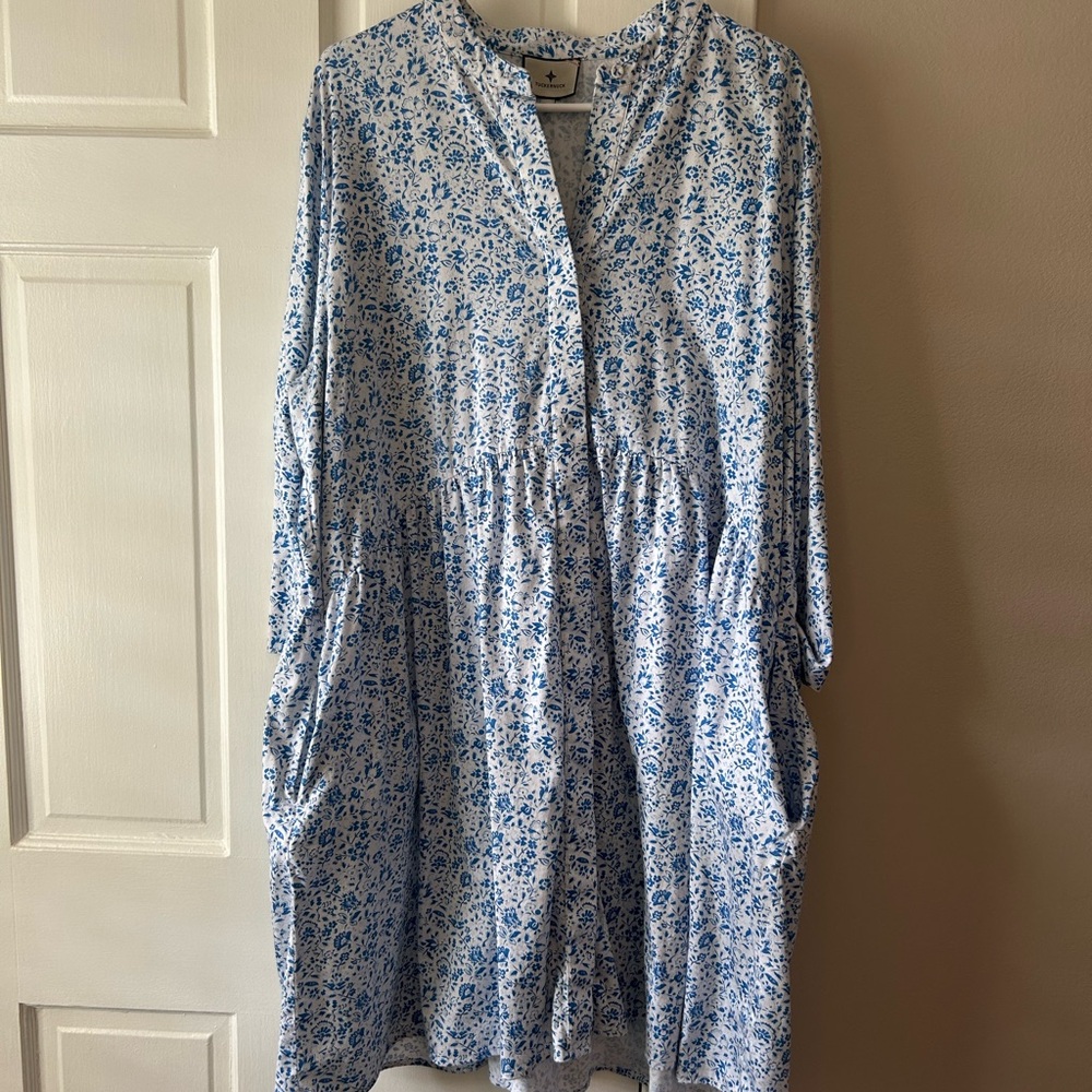 Tuckernuck Blue and White Floral Dress Shirt